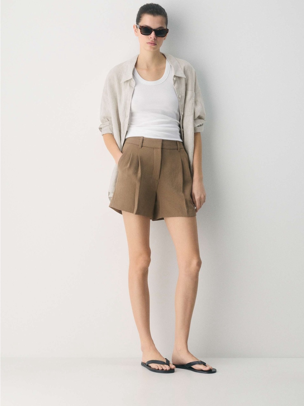 Aritzia The Effortless Short Mid-Thigh Crepette folio taupe brown size 8